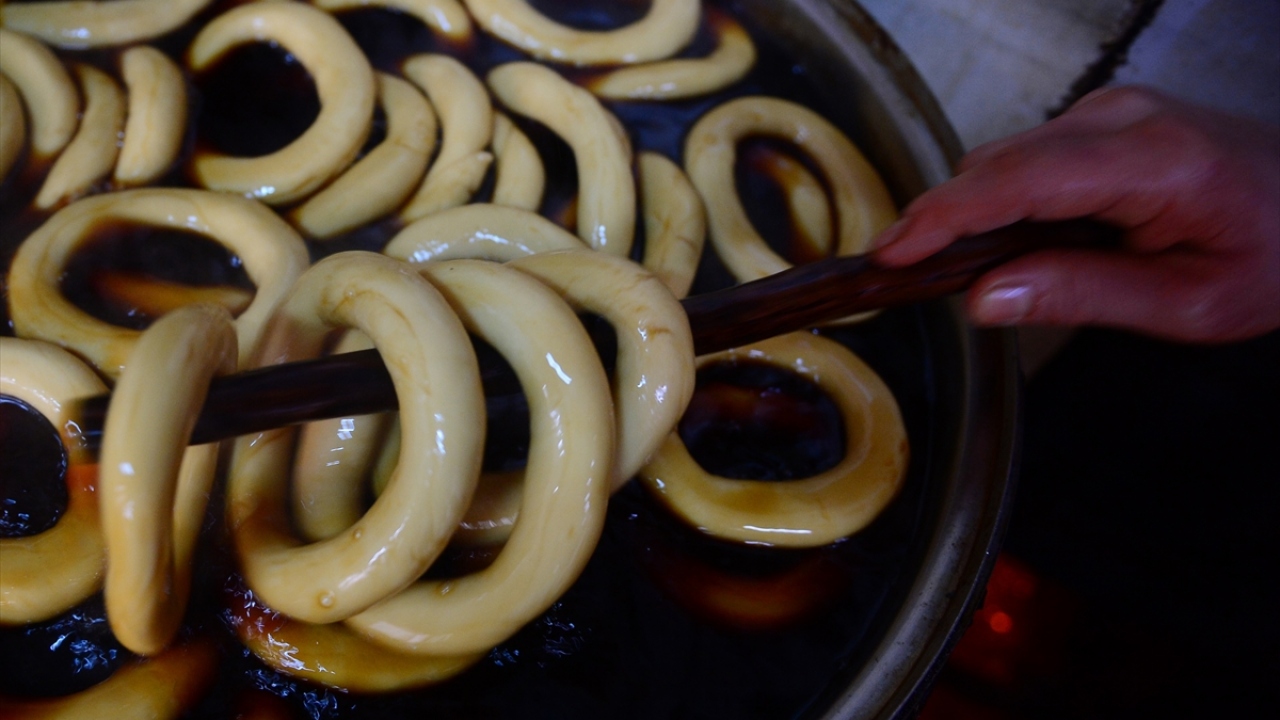 İstanbul`dan memleketi Giresun`a gelen Sadiye Kırbayık da her geldiklerinde simit aldıklarını belirterek, "Çok seviyoruz, çıtır olması, taze olması cezbediyor. Çocukluğumdan beri tüketiyorum. Dönerken İstanbul`a da götüreceğim." dedi.