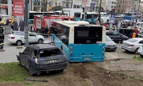 Beyazıt'ta halk otobüsü yayalara çarptı