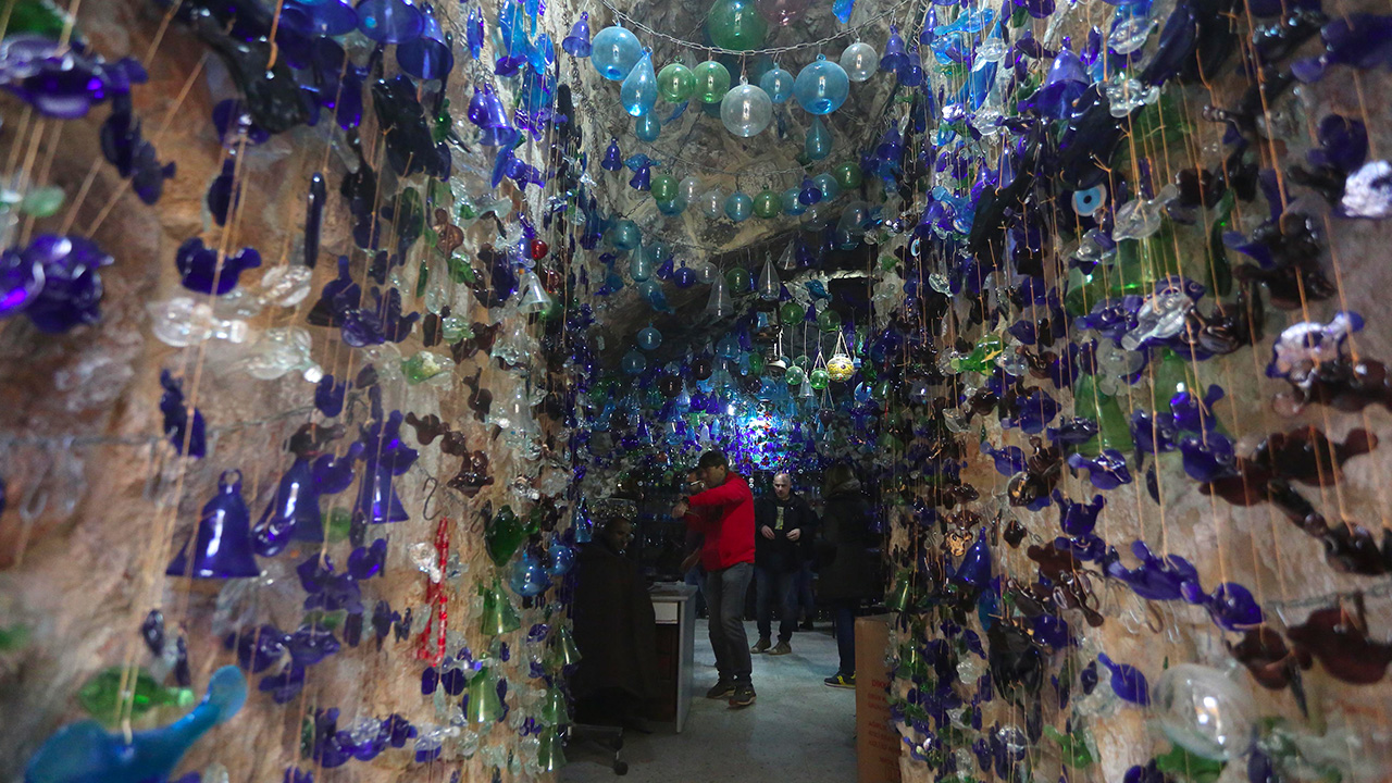 Filistinli cam ustası Yakub en-Netşe, atölyesinde ürettiği birbirinden farklı şekil ve renklerdeki yaklaşık 250 parça cam eşya ile El-Halil`de yüzlerce yıllık geçmişi olan bu geleneksel sanatı yaşatmaya çalışıyor.