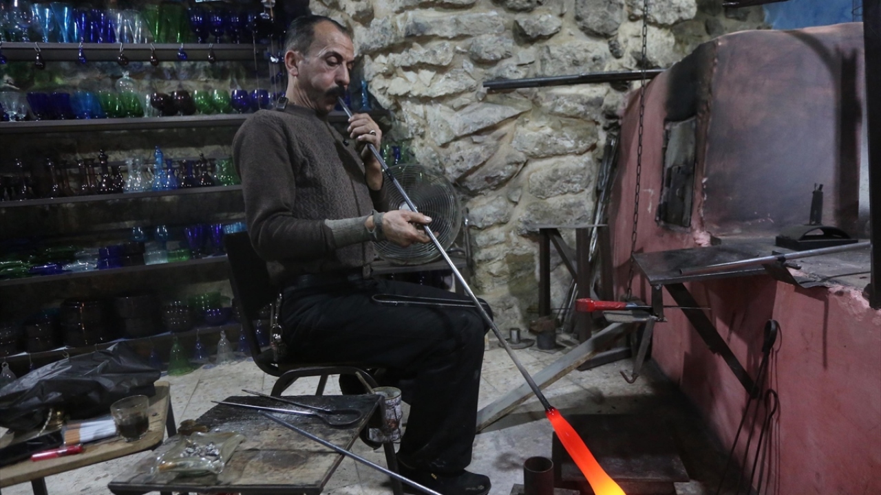 Mesleği babasından öğrendiğini ve 49 yıldır cama şekil verdiğini belirten Filistinli usta, bu geleneksel sanatı yaşatmak için çocuklarına öğretmek istediğini kaydetti. 