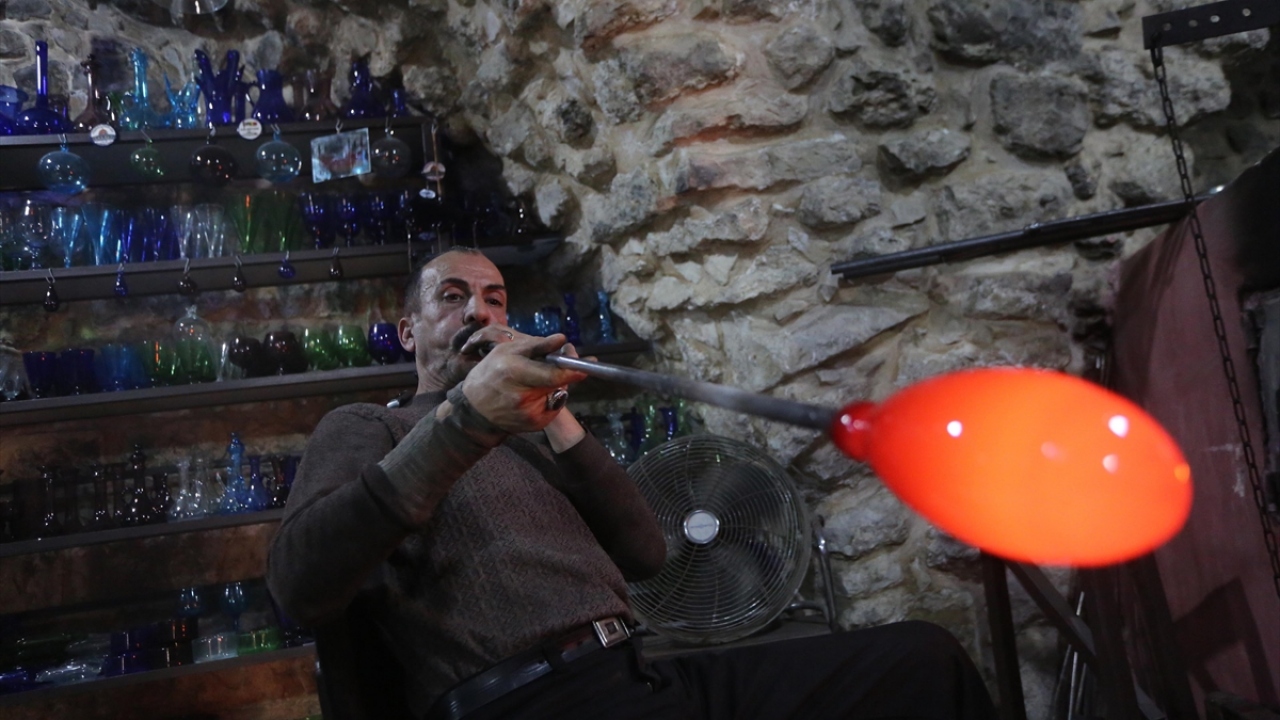 İsrail`deki bir Arap beldesi olan Et-Tira`dan atölyeyi ziyarete gelen Kayid Kasım ise hayatında ilk defa camın üretim sürecini yakından gördüğünü belirtti.