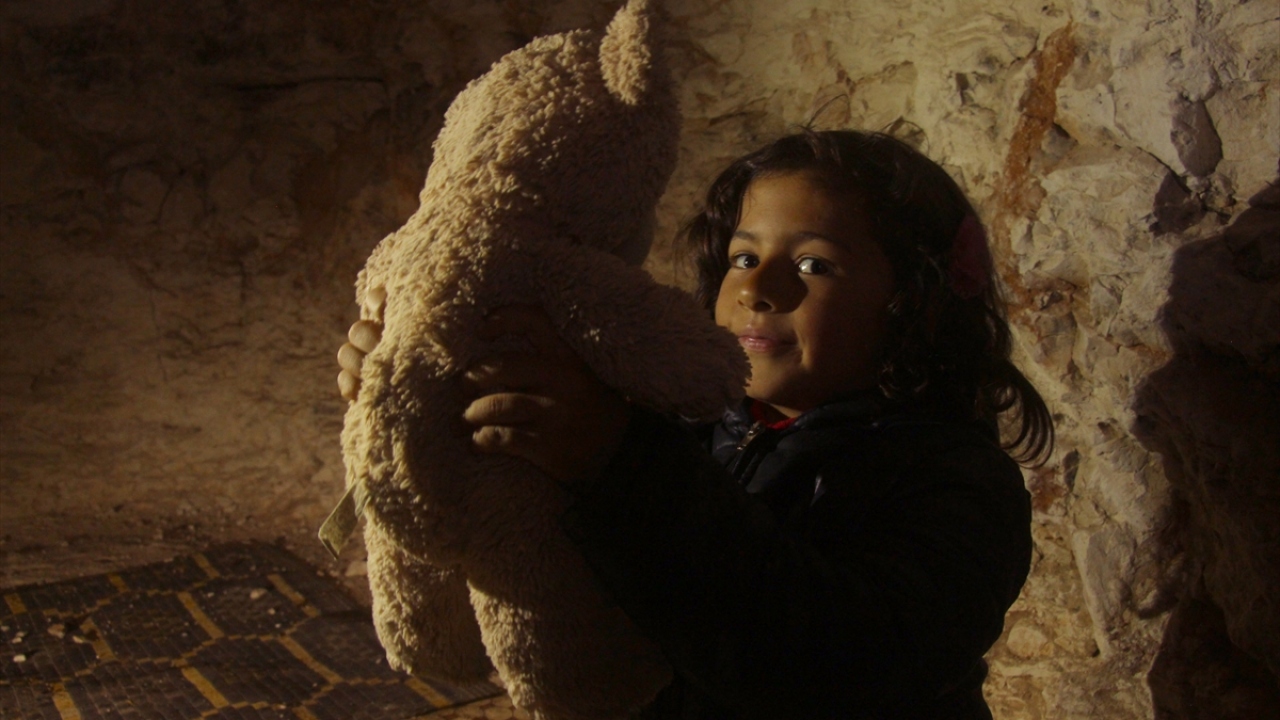 Mağaraya sığınan sivillerden 42 yaşında Mustafa Hadari de rejimin saldırılarında evinin yıkıldığını ve saldırıların sürmesi nedeniyle mağaraya sığınmak zorunda kaldıklarını söyledi.