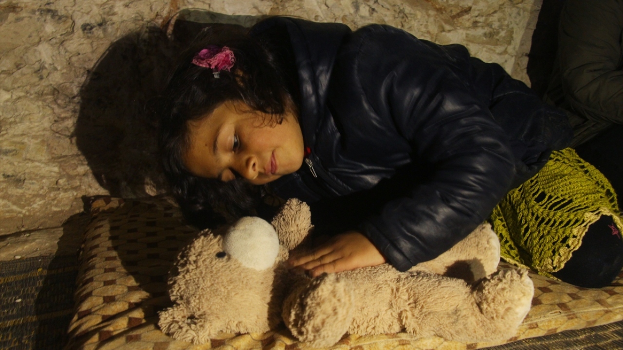 Konuşma bozuklukları görülen çocuklar, az sayıdaki oyuncaklarıyla vakit geçiriyor.