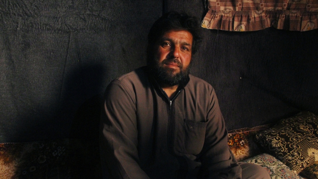 Beş çocuk babası Muhammed Hudeyri, sığındığı mağarada yaptığı açıklamada, bir çocuğunu Esed rejiminin topçu saldırısında, diğerinin de hava saldırısında yaşamını yitirdiğini söyledi.