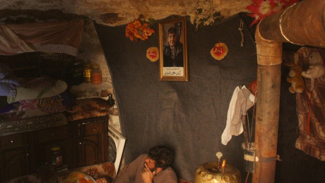 8 yıldır süren iç savaşta en yoğun saldırıların hedefindeki İdlib`de siviller, hayatta kalabilmek için mağaralara sığınıyor.