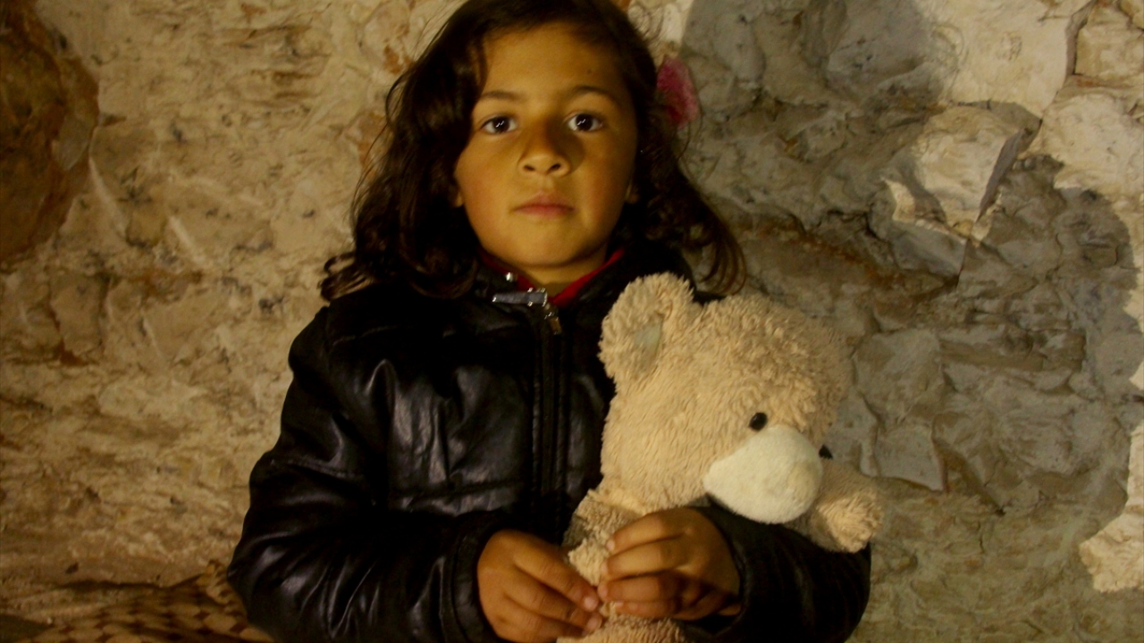 Mağarada yaşayan çocuklardan 7 yaşındaki Rene Hadari de "Annem bombardıman nedeniyle dışarıya çıkmama izin vermiyor. Arkadaşlarım çok uzak mesafede. Mağara içinde bir kuzenim var. Sadece onunla oynuyorum." ifadelerini kullandı.