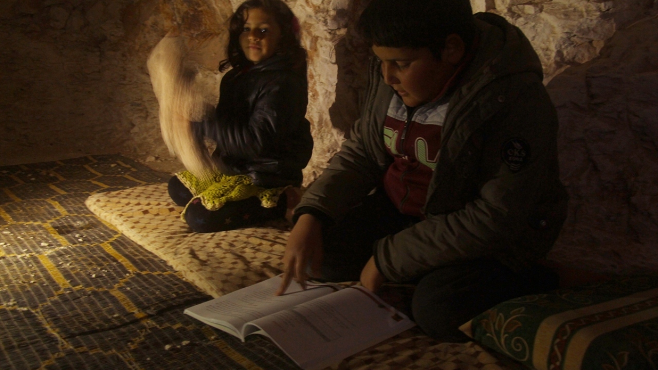 "13 saat mağara içinde yaşıyor."