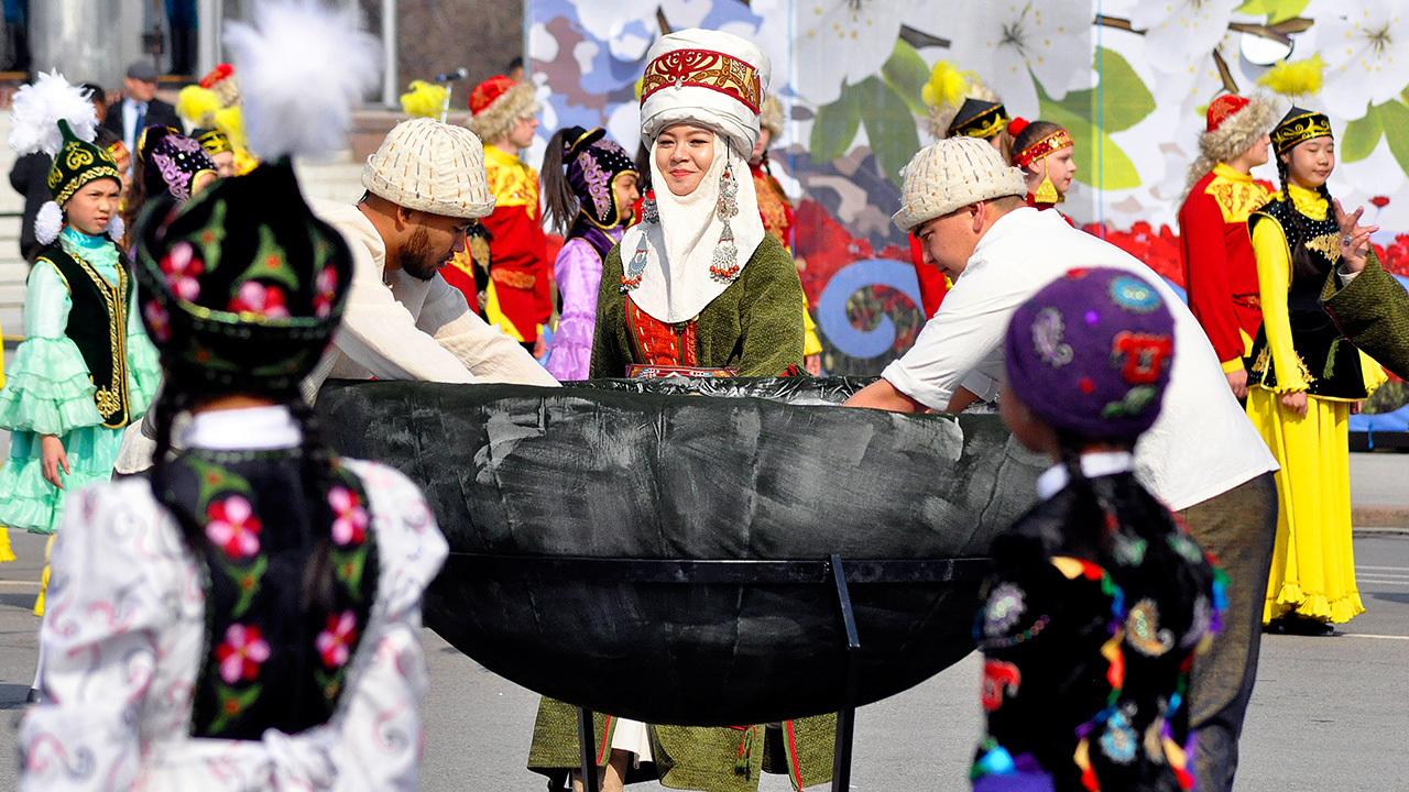Kültürel, sosyal ve sportif aktivitelerle kutlanan nevruz için en görkemli etkinlik, başkent Bişkek`teki ana meydanda yapıldı.