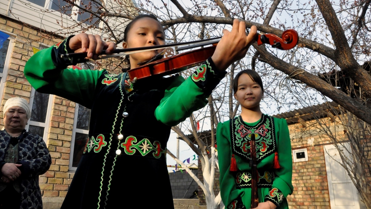 On iki hayvanlı eski Türk takviminde, gece ile gündüzün eşitlendiği 21 Mart gününün yılbaşı olarak kabul edildiği, Türk toplulukları arasında bu günde yeni yıl kutlamalarının yapıldığı kaynaklarda yer alıyor.