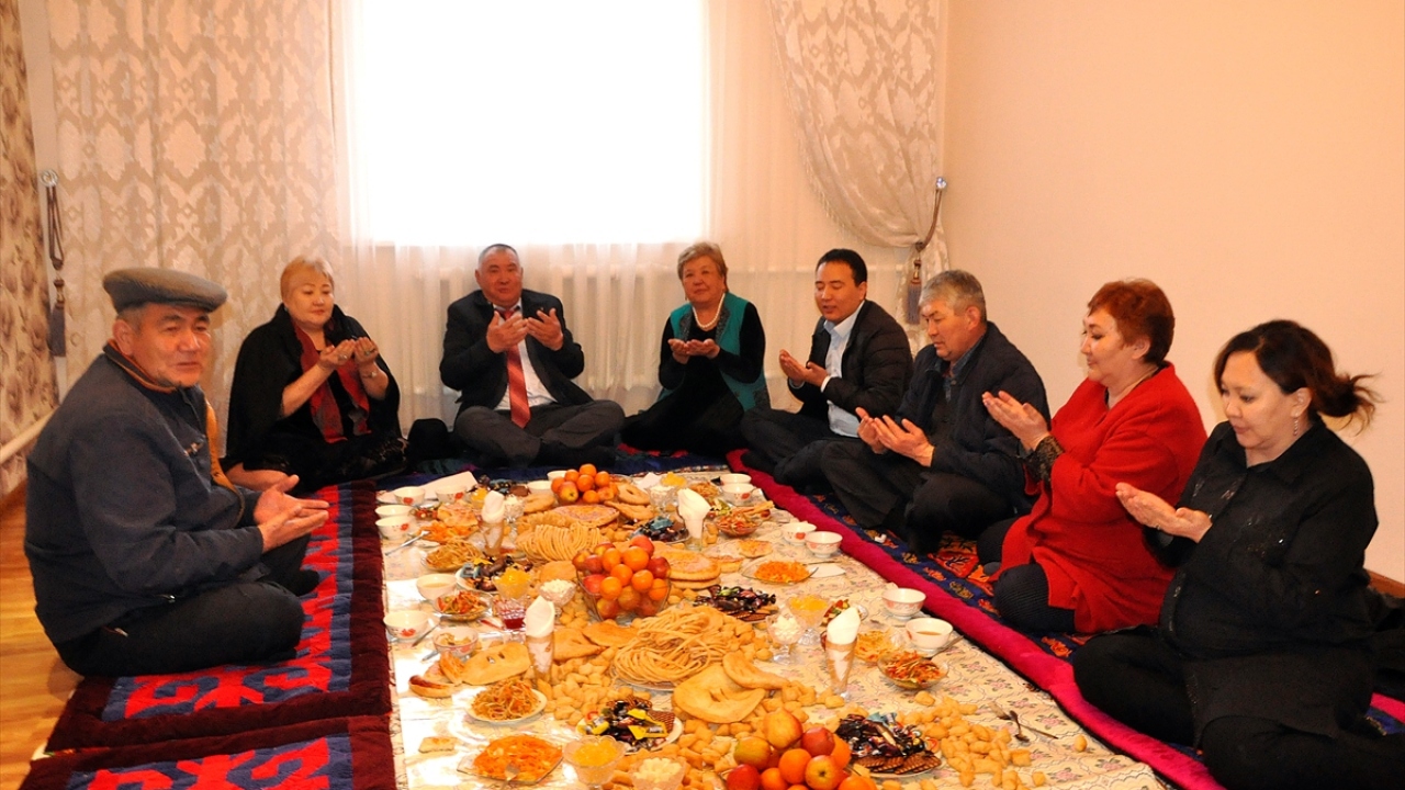 Kış mevsiminin sona erip baharın başladığı, tabiatın canlandığı, dirildiği 21 Mart’tı Bahar Bayramı olarak kabul eden Türkler, yüz yıllardır bayrama küs girmemek için bayram öncesinde barışıyor, geleneksel bayram yemeklerini birlikte hazırlıyor.