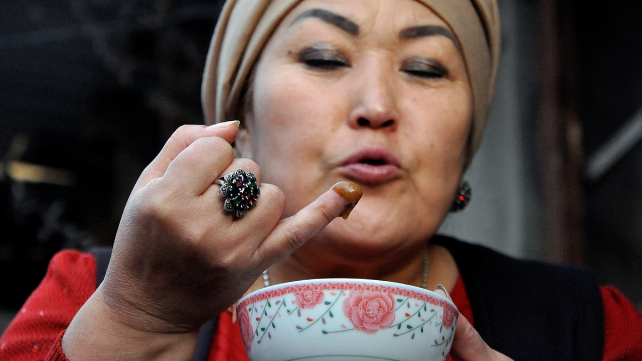 Günümüzde Türk cumhuriyetlerinde malzemeleri ve yapılışı aynı olan ancak farklı isimler verilen yiyeceklerden birisi de Kırgızların sümölök dediği Nevruz tatlısı.