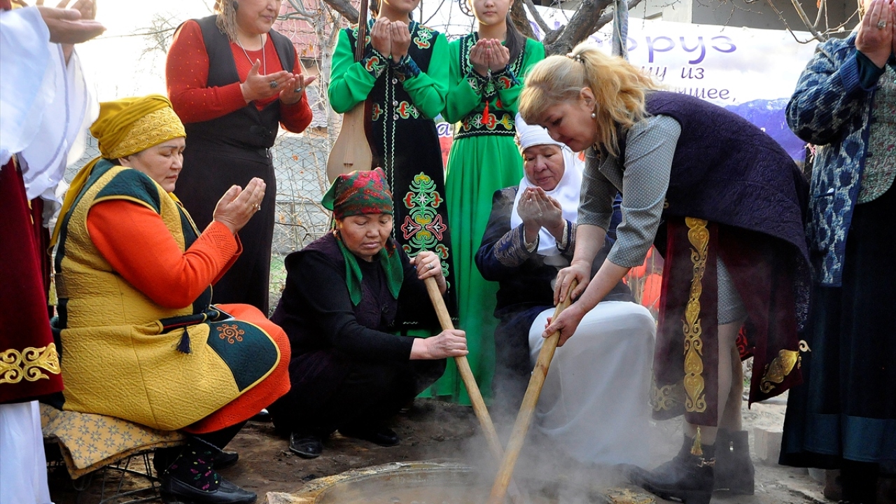Ülkenin kuzeyindeki Çuy Bölgesi`nde müstakil bir evin bahçesinde Kırgız kadın ve erkekler, nevruzun en önemli sembolü olarak kabul edilen sümölök tatlısını pişirmek için bir araya geldi. 