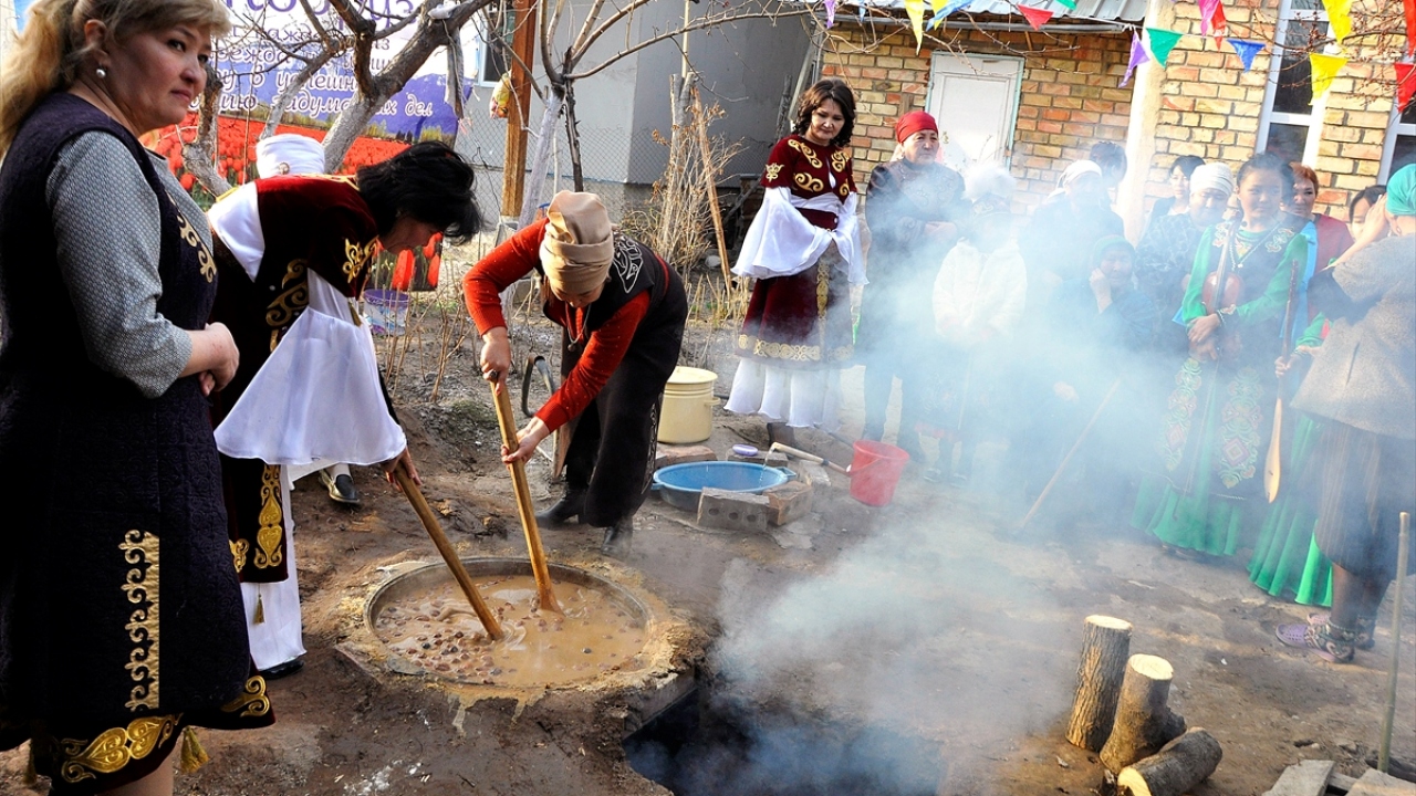 Ev sahibi, konuklarına Türk geleneklerine, baharın bereketine uygun zengin bir sofra kuruyor. Sümölök pişinceye kadar, ev sahibinin hazırladığı ve misafirlerin getirdiği yiyecekler hep birlikte yeniyor.