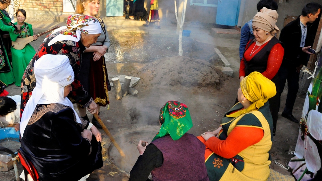 Yıllardır sümölök yaptığını ve tarifini yeni kuşaklara öğrettiğini belirten Elmira İmanaliyeva da parmağının ucuyla kazandan tatlı alıp tadına bakanın dileğinin gerçekleşeceğine inanıldığını söyledi.