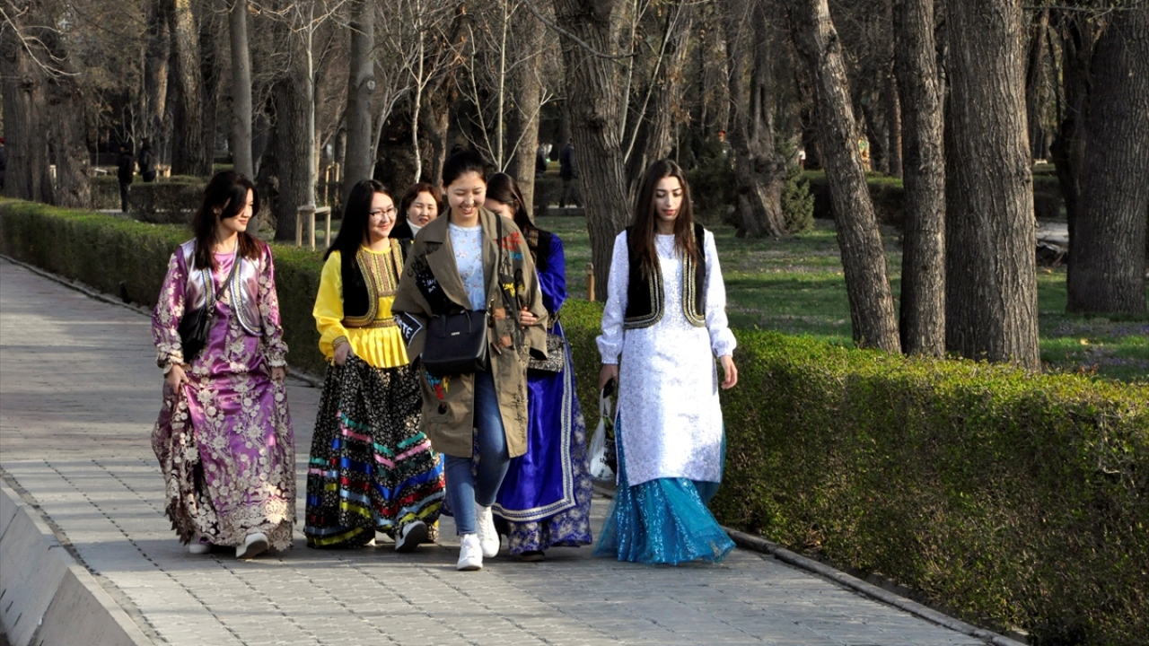 Etkinlikte, zorlu kış mevsiminin ardından baharı müjdeleyen güneşin doğması, tahılın toprağa bırakılması ve kadınların dualarıyla baharı karşılamasını konu alan oyun sahnelendi.