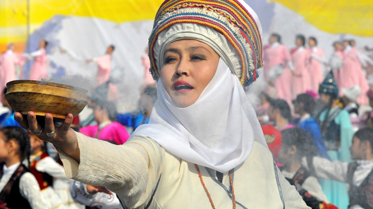 Meydanın ortasına dev kazanlarda nevruz sofralarının vazgeçilmezi "sümölök tatlısı" getirilerek konuklara ikram edildi. 