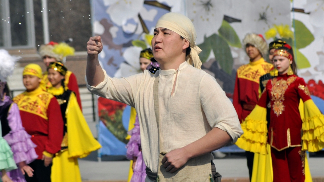 Etkinlikler dans gösterileri, halk oyunları ve ünlü sanatçıların konserleriyle devam etti.