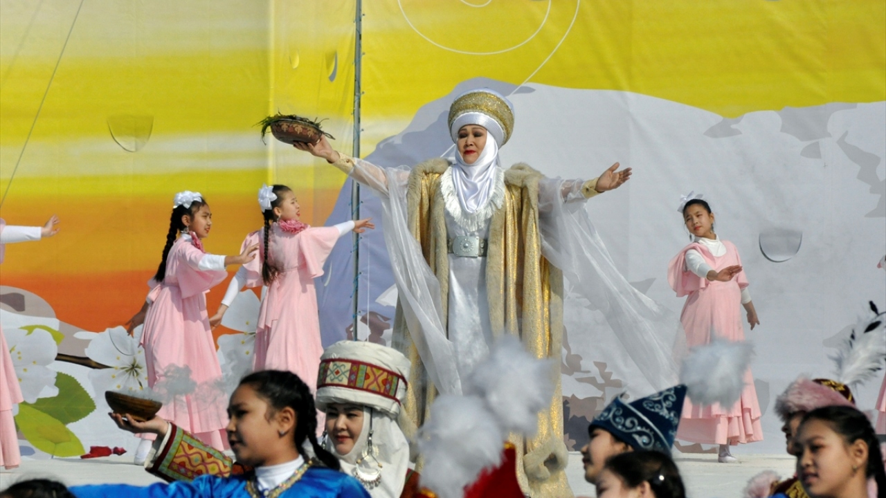 Kırgızistan Halklar Asamblesi binası önünde, ülkedeki etnik gruplar yemek, edebiyat ve dans kültürlerini tanıttı.