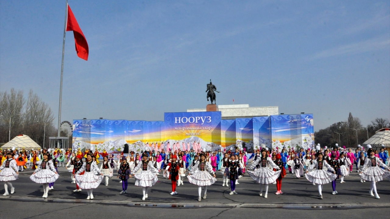 Nevruz dolayısıyla Kurmancan Datka Heykeli`nin bulunduğu yerleşkede büyükelçilikler kermesi düzenlendi.