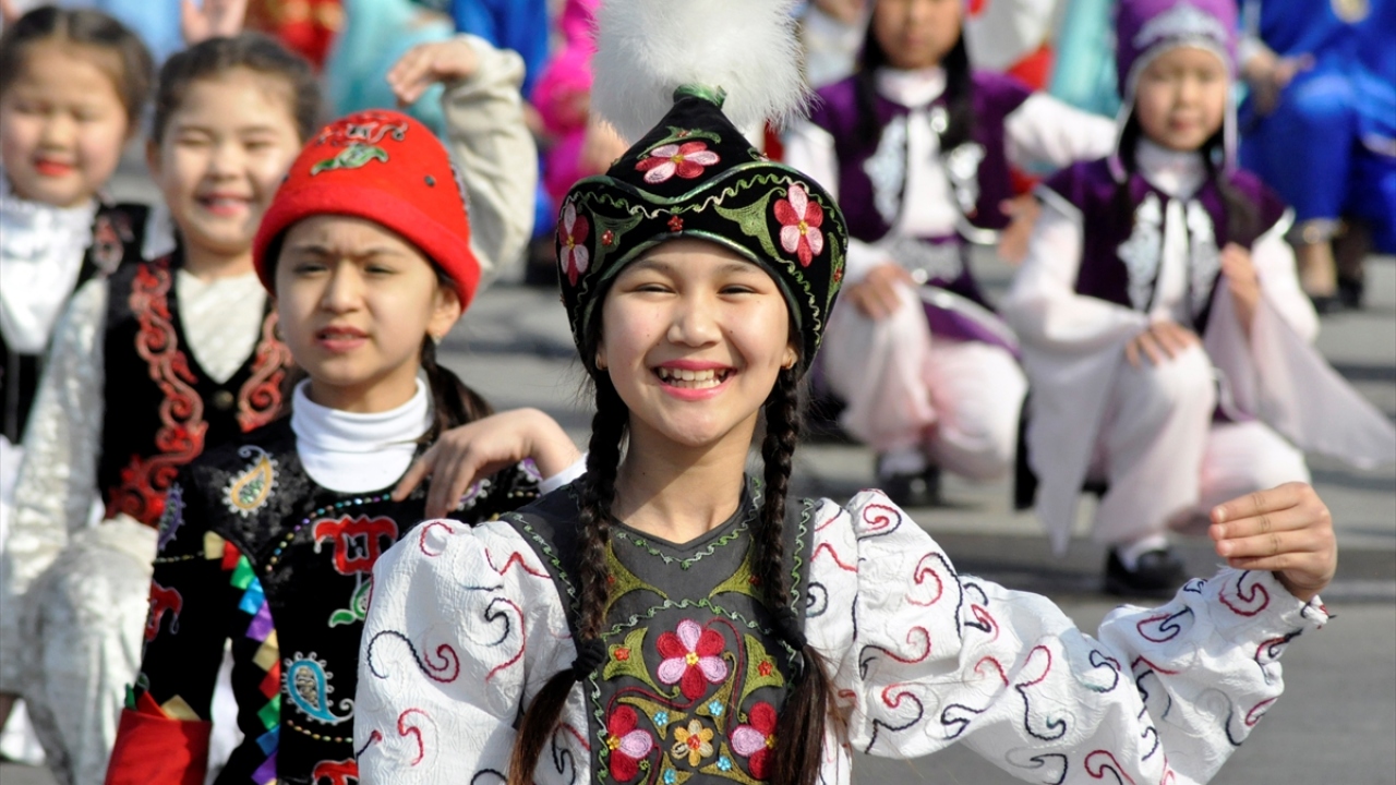 Bişkek Hipodromu`ndaki at oyunlarına halk yoğun ilgi gösterdi. 