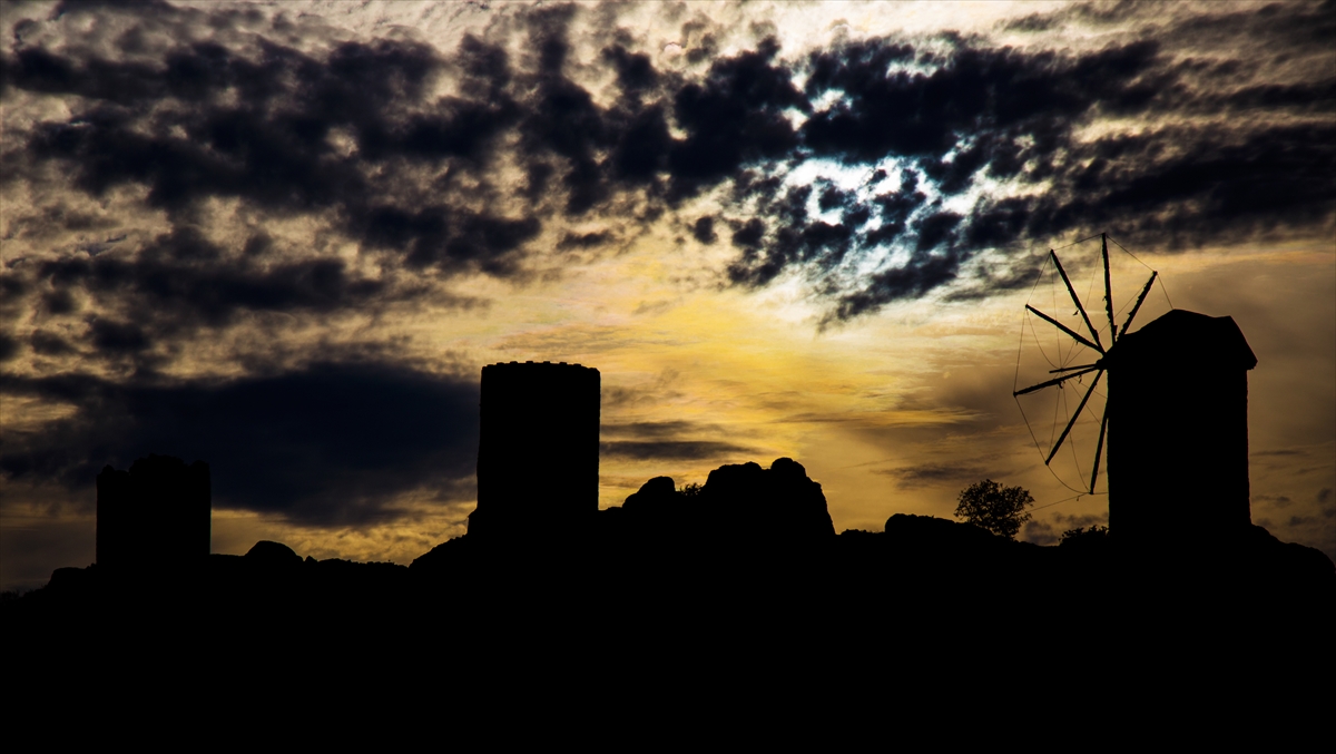 Ülkemizde Ege kıyılarının geleneksel yapılarından biri olan yel değirmenleri, gün batımındaki silüetiyle güzel görüntü oluşturdu.
