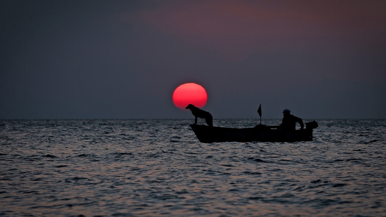 Bursa Büyükşehir Bandosu`nun gösterisinin ardından katılımcılar, İznik Gölü kıyısındaki Gün Batımı Plajı`na gelerek Güneş`in batışını seyretti.