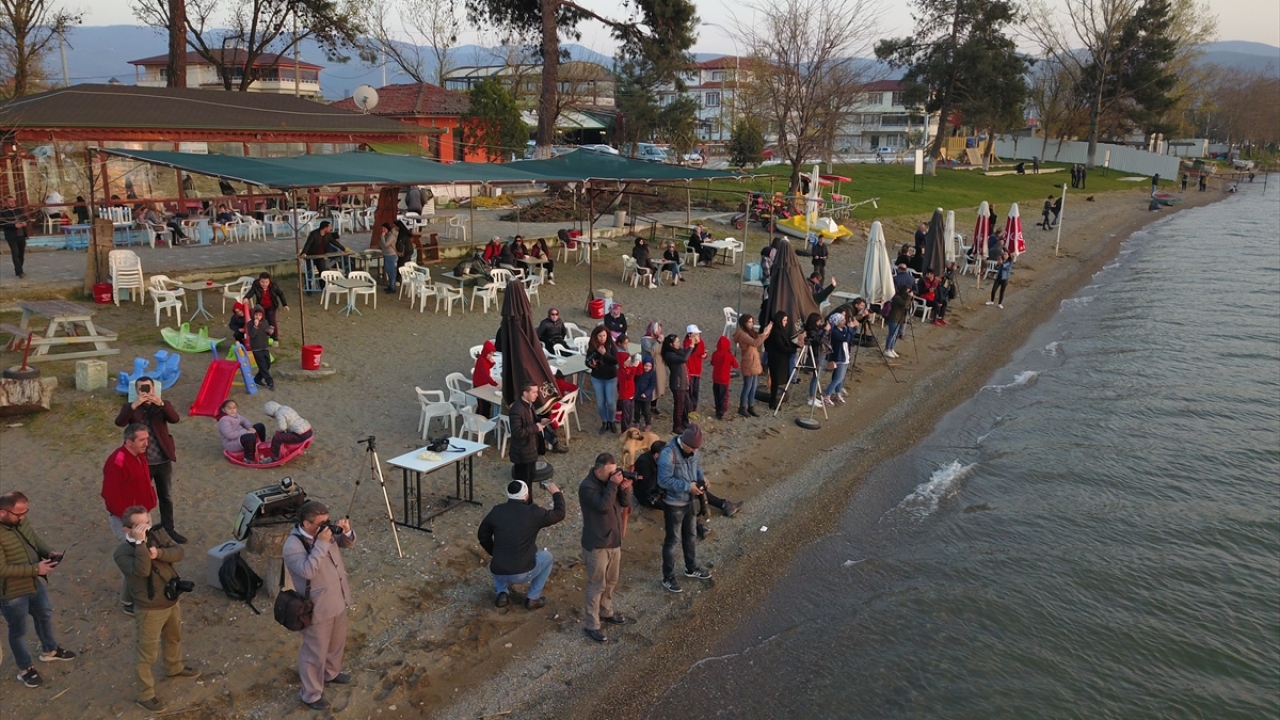 Fotoğrafçılar ise Türkiye`nin 5`inci büyük gölü olan İznik Gölü`nde, Güneş`in suya kavuştuğu anı yakalayabilmek için birbirleriyle yarıştı. 