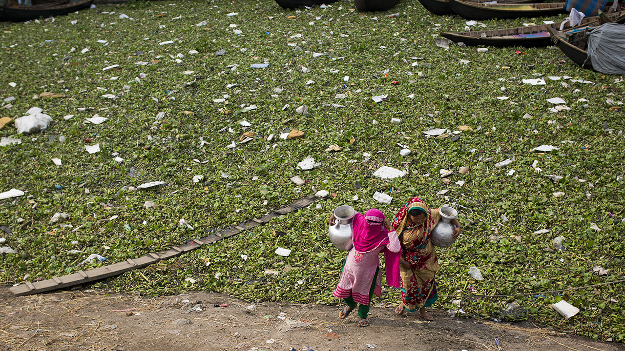 Çevre kirliliğinin korkutucu bir sorun oluşturduğu ülkede milyonlarca kişi, bu kirlilikten kaynaklanan hastalıklara maruz kalıyor.