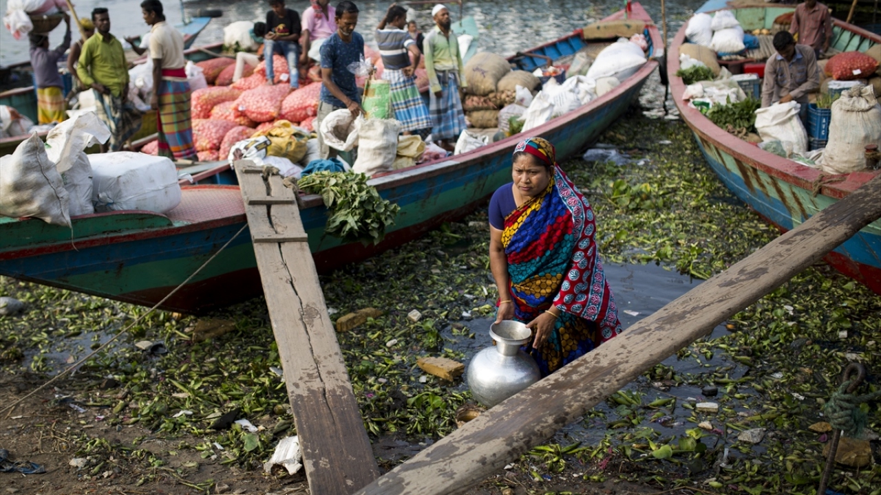 Buriganga Nehri`nin kirliliği Dakkalıların hayatını olumsuz etkiliyor. 