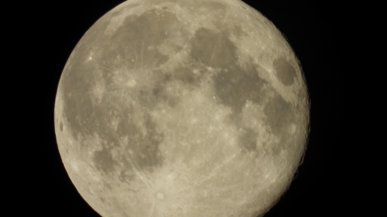 İstanbul`da dün çekilen ay görüntüleri ise etkileyiciydi.