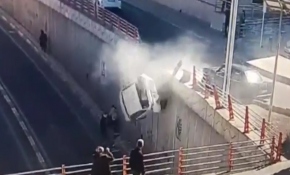 Köprüden düşen otomobilin altında kalmaktan son anda kurtuldular