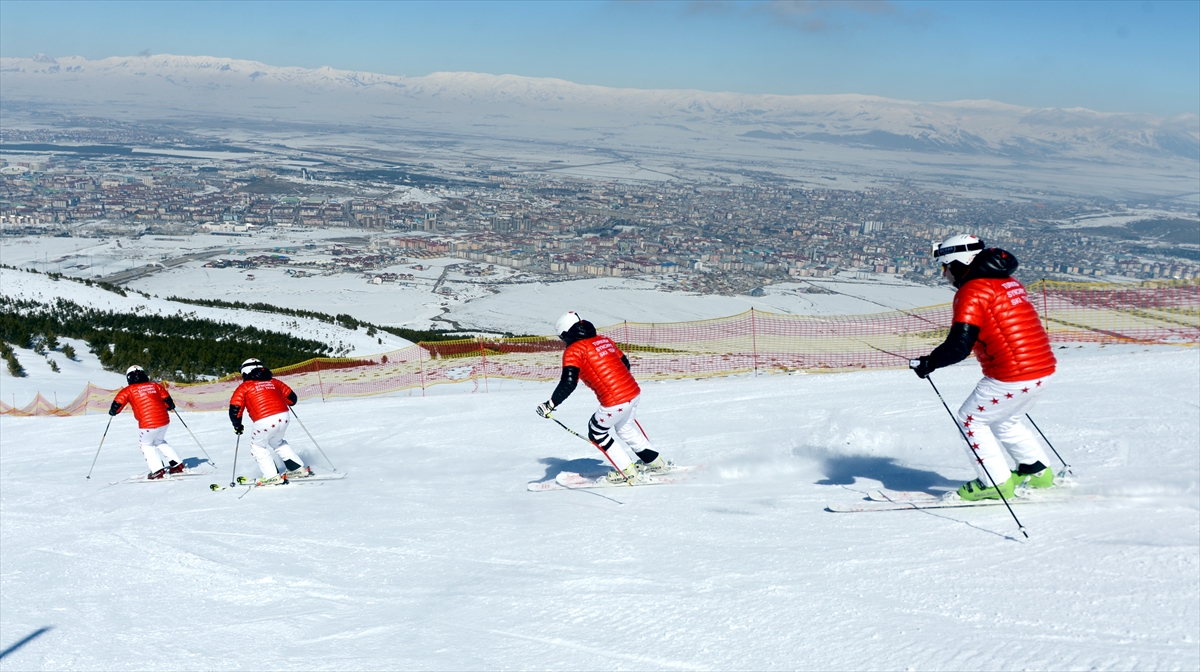 Kaptanlığını Cem Hakko`nun yaptığı 11 kişilik milli takım, Fransız antrenör Marc Garcia gözetiminde Palandöken Kayak Merkezi`nin aydınlatılmış pistlerinde günde 8 saat antrenman gerçekleştiriyor.