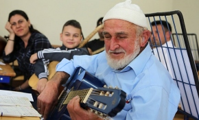 Müzik tutkusunu sayesinde 80 yaşında gitar çalmayı öğrendi