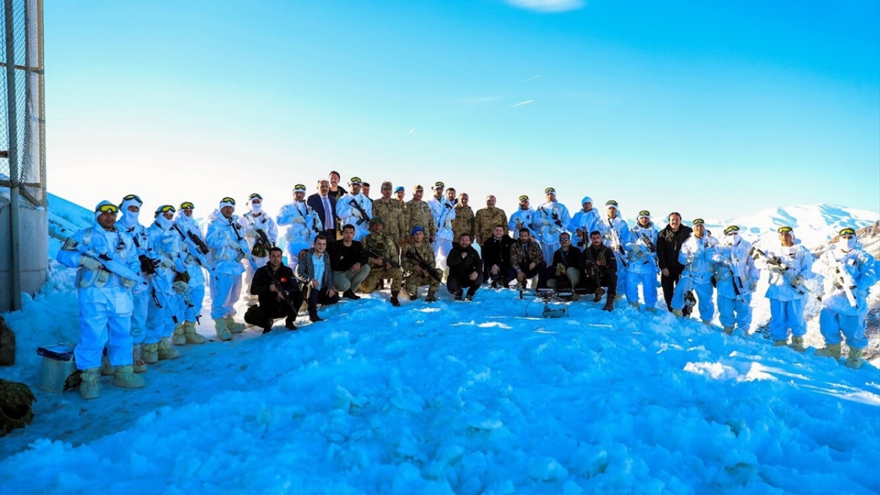 Bakan Varank, teröristlerin "girilemez" dediği alanda Mehmetçik ile çay içti