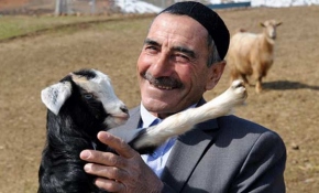 Çıkardığı ilginç seslerle koyunlarını çağıran Bingöllü çoban