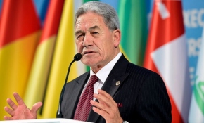 Yeni Zelandalı bakandan gazetecilere ders gibi cevap