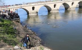 Fotoğraf çektirirken Meriç Nehri'ne düştü