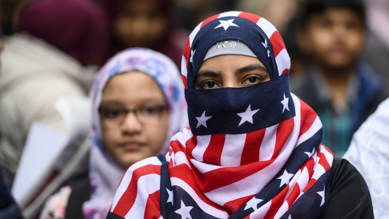 Yahudi din adamı Michael de her türlü ırkçılığa ve nefret söylemine karşı olduğunu, yaşananlar karşısında toplumların, artan beyaz ırkçılığına karşı bir araya gelmesi gerektiğini vurguladı. 