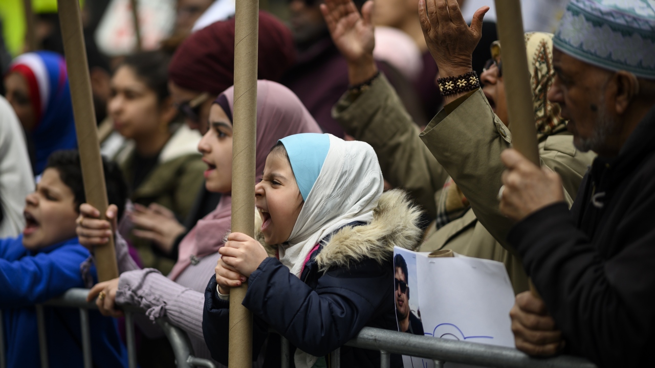 Rahip Robert Johnson, yaptığı açıklamada, Yeni Zelanda`da yaşanan saldırıdan büyük üzüntü duyduğunu belirterek, "Bugün burada Müslüman kardeşlerimizle dayanışma için buradayız. Hangi dini gruba olursa olsun, şiddetin her türlüsü yanlış ve şeytani." dedi