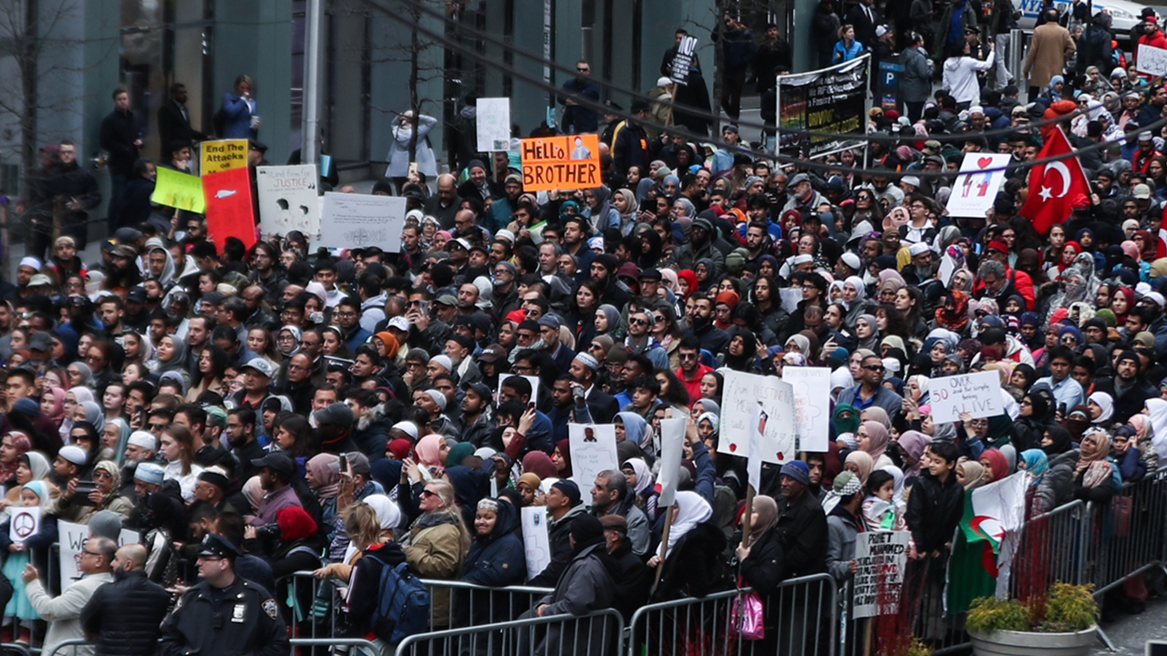 Yeni Zelanda`da Christchurch kentinde iki camiye düzenlenen terör saldırısının ardından Müslüman, Hristiyan ve Yahudi toplumundan göstericiler, Times Meydanı`nda İslamofobi`ye karşı birlik mesajı vermek için bir araya geldi.