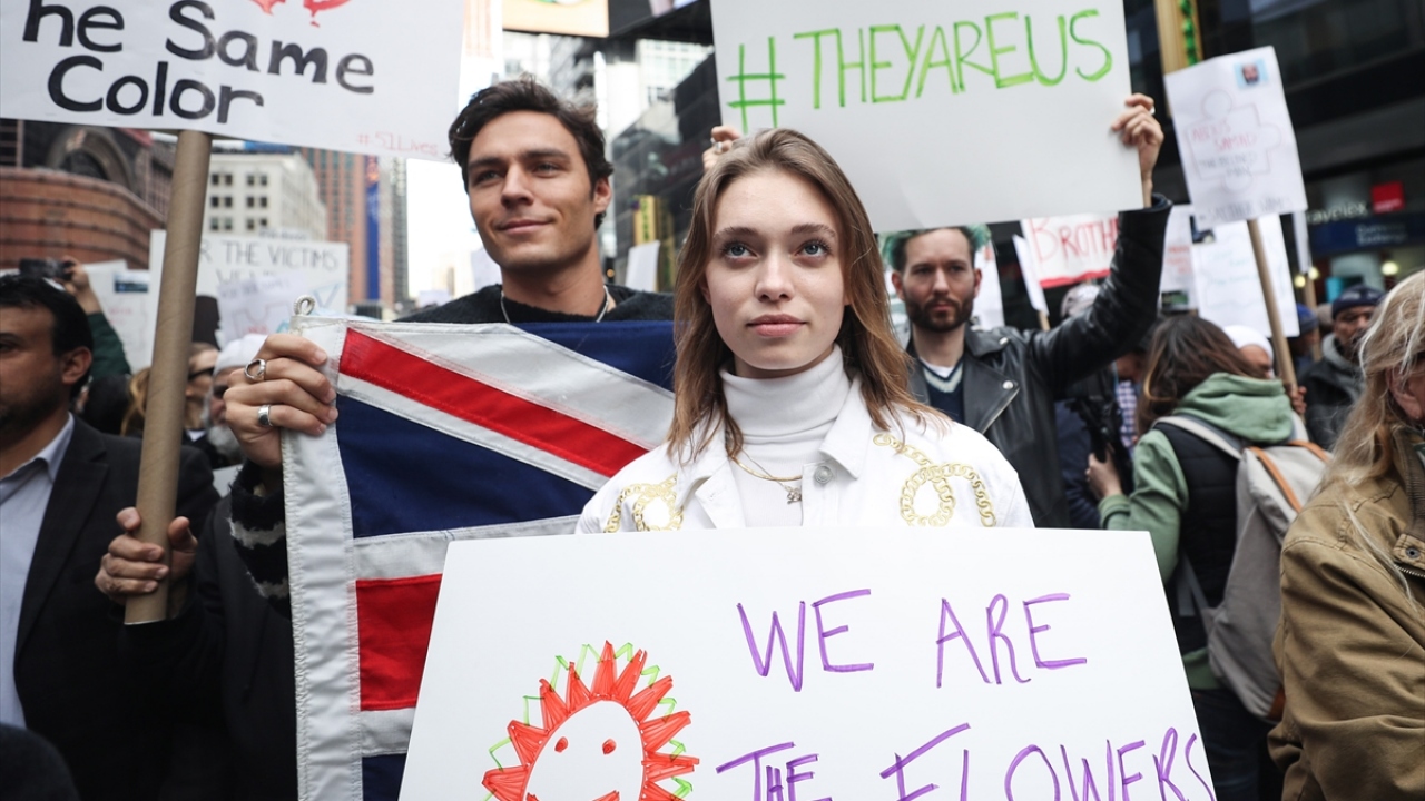 New York`ta yaşayan Yeni Zelandalı Stephanie isimli gösterici ise ülkesinde yaşananlardan üzüntü duyduğunu söyledi. 