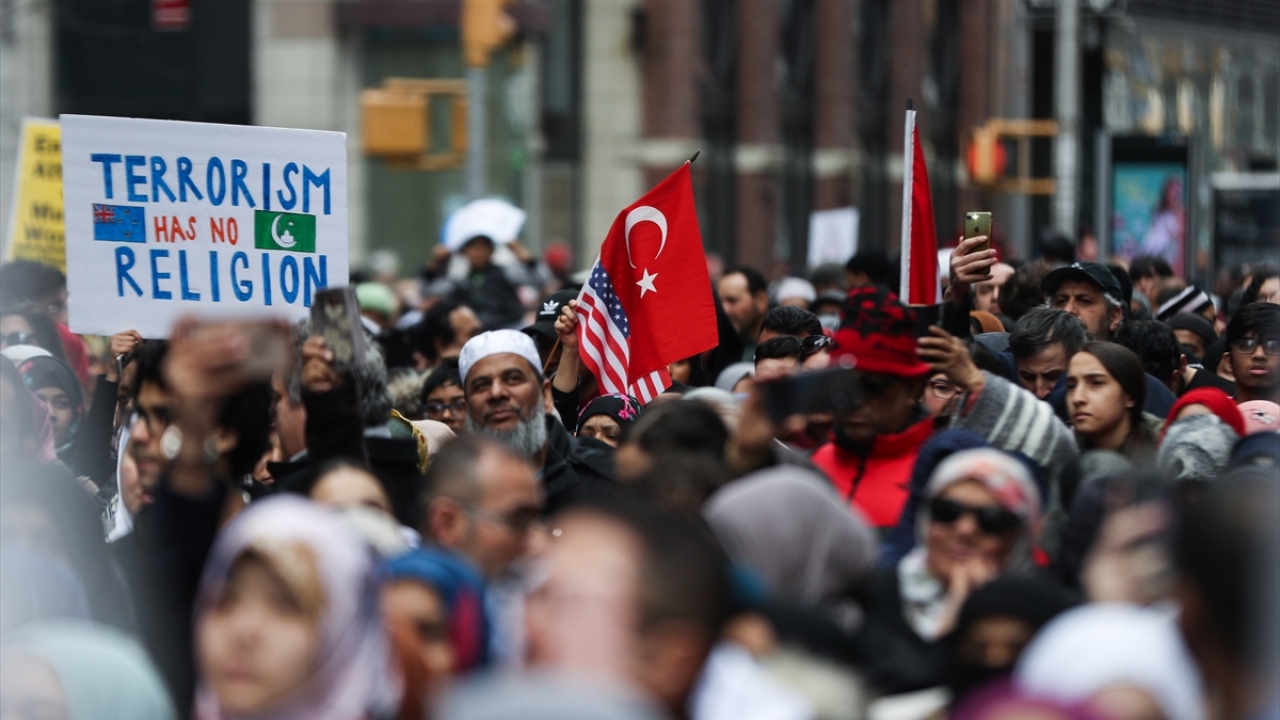 Yeni Zelanda`nın herkese kucak açan, destek veren bir ülke olduğunu olduğunu belirten Stephanie, "Bugün kardeşlerime destek olmak için buradayım." dedi.