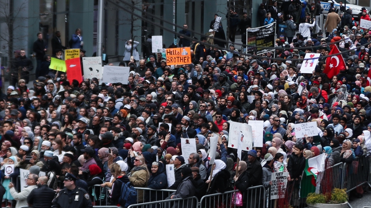 Bu terör saldırısının sadece Müslümanlara değil, tüm insanlığa karşı işlendiğini belirten Mutlu, dünyada milyonlarca kişinin Müslümanların acısını paylaştığını ve ortak çıkan sesin ve birliğin, nefreti ve beyaz ırkçılığını yeneceğini vurguladı.
