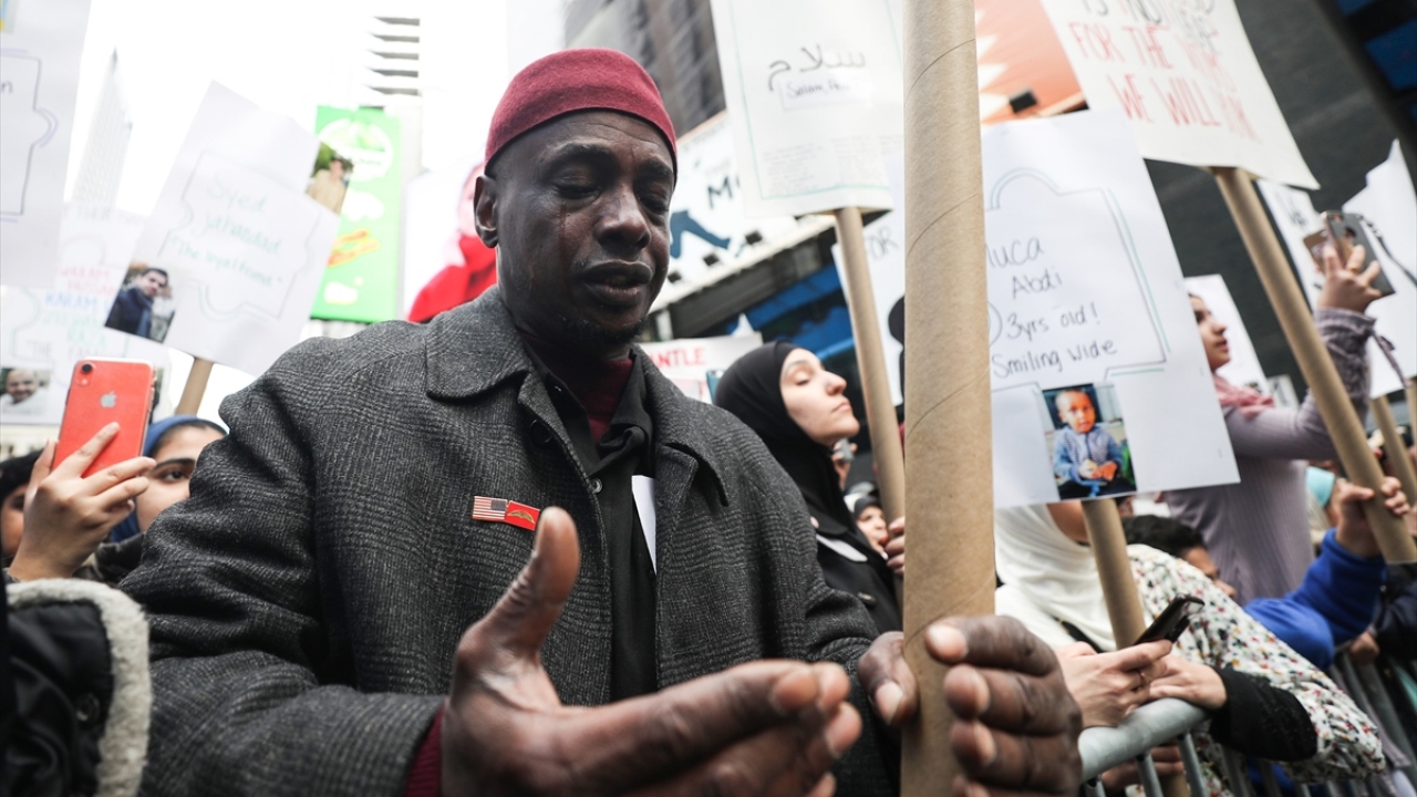 Beyaz Saray önünde toplanan Amerikalı Müslüman sivil toplum üyesi yüzden fazla gösterici de Trump yönetiminin İslamofobik politikalarını protesto etti.