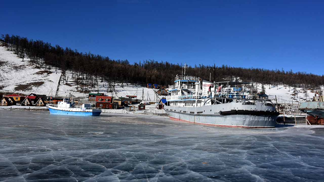 Buz üzerindeki çatlaklar hayranlık verici güzellikte.