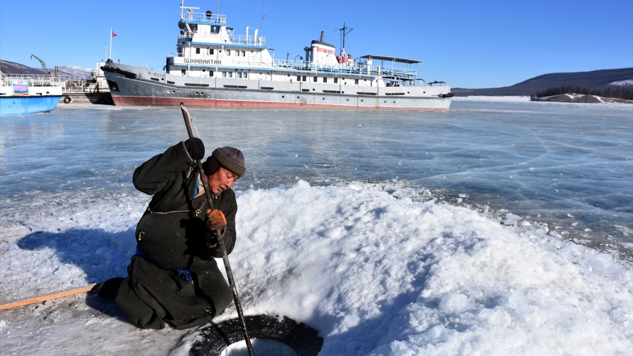 Gölde ilerlerken burada yaşayan Moğolların buzu kırarak donmuş tabakanın altından içme ve kullanma suyu çıkardığı göze çarpıyor.