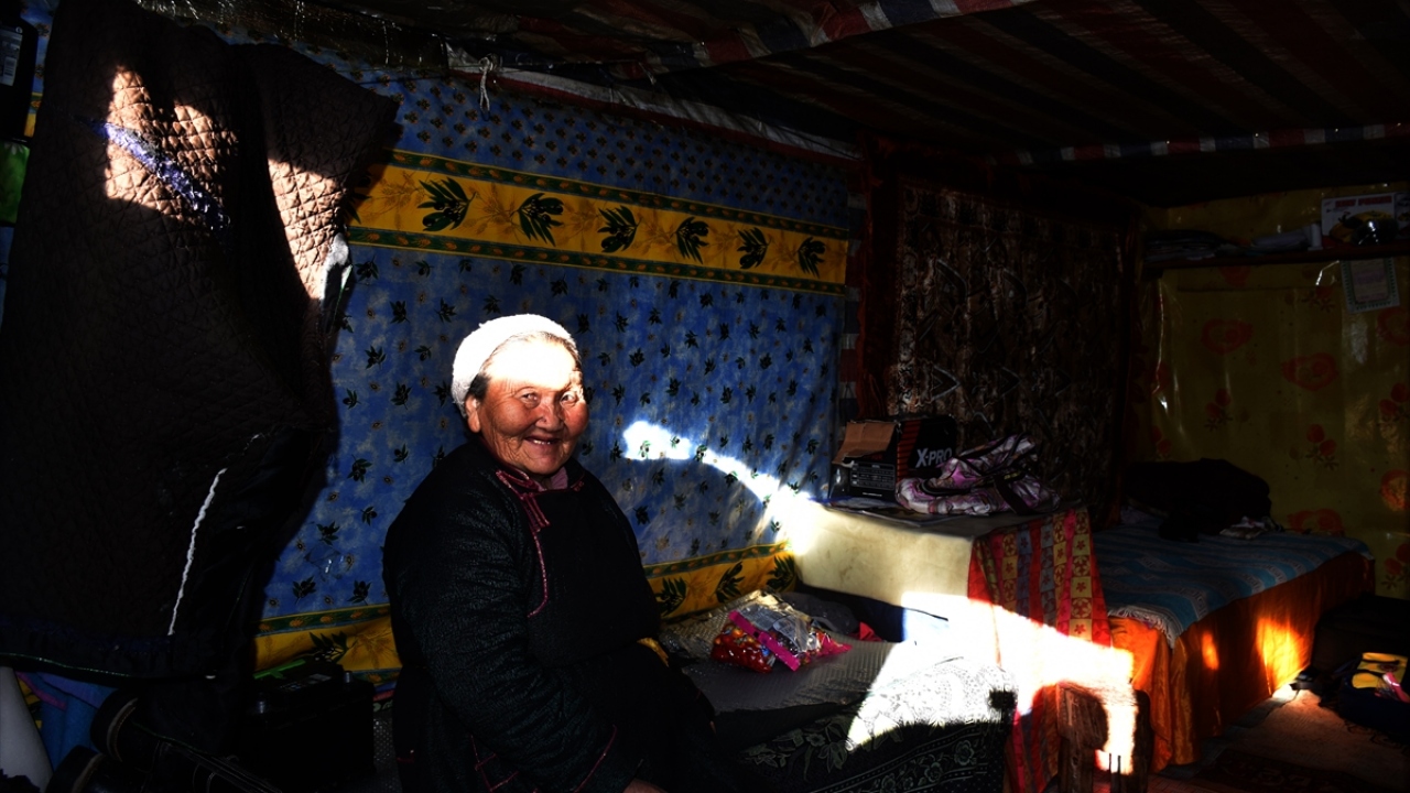 Tsaganur`da nüfusun çoğunluğunu Moğollar oluşturuyor. 263 aileden oluşan 700 kadar Duha Türkü`nün bir kısmı da bu ilçede yaşıyor.