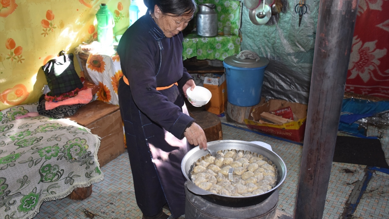Odanın ortasındaki tek ısı kaynağı sobayı yemek yapmak için de kullanıyorlar. Buharda pişirdikleri mantı, misafirlerine sundukları başlıca ikramlardan.