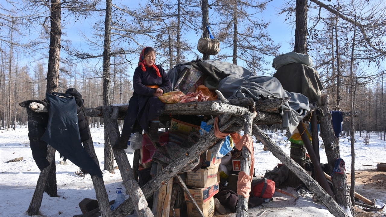 Duha Türkleri, kış aylarında yiyeceklerini evlerinin yakınında yerden yüksekte kurdukları "doğal buzdolabında" saklıyor.
