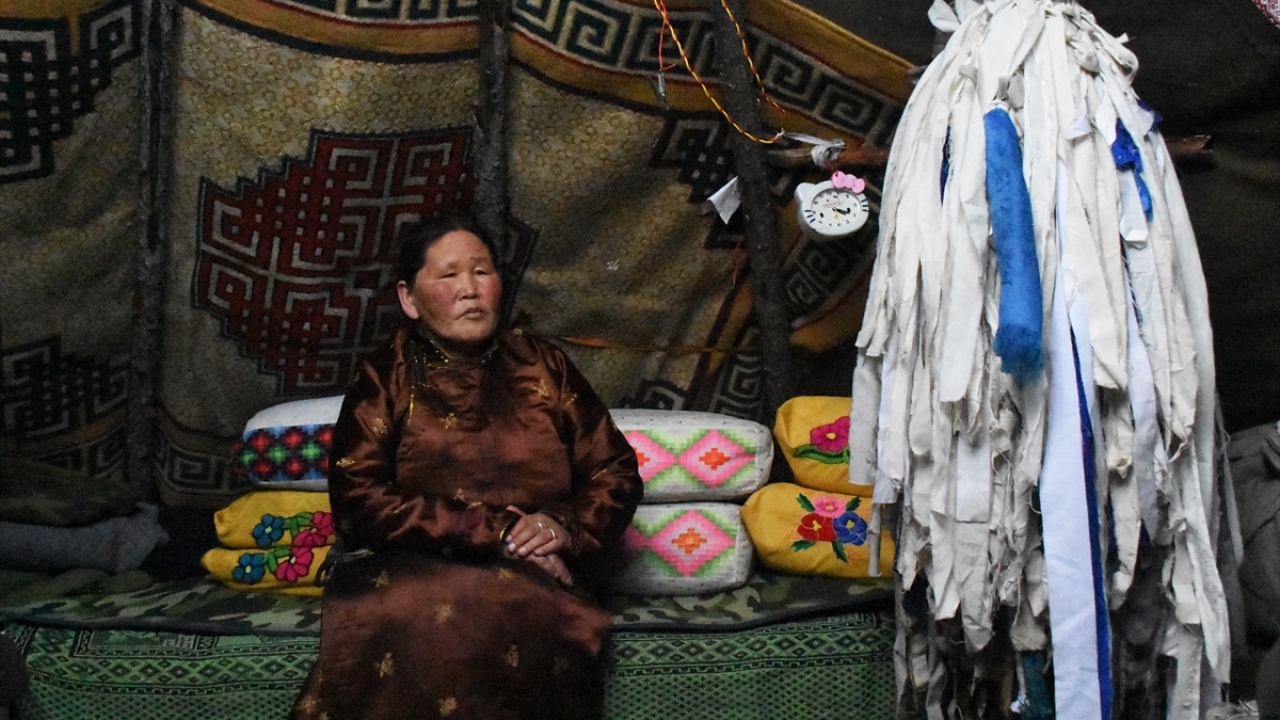 Taygaya yaklaşanları, köpeklerin sesiyle tek göz kütük evlerinin kapısına çıkan Duha Türkleri kışın çok az gördükleri yabancıları evlerine misafir ediyor.
